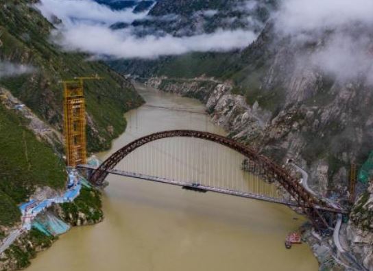中国川藏铁路拉林段藏木特大桥现浇主梁成功合龙