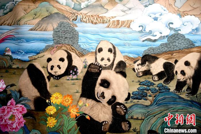 全球第一幅巨幅大熊猫唐卡在成都亮相