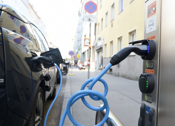 欧洲车协会长说欧盟电动车充电设施建设太慢