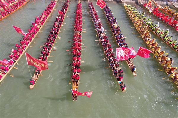 “中国传统龙舟之乡”湖南沅陵“群龙闹江”沅江竞渡