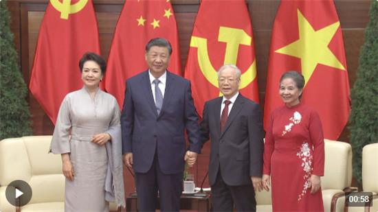 独家视频丨即将启程回国之际 习近平和夫人彭丽媛同阮富仲和夫人吴氏敏话别