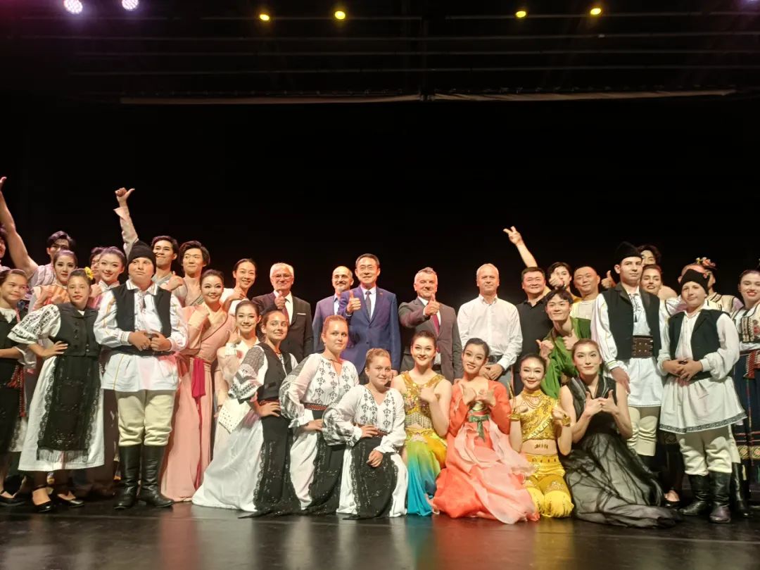 韩春霖大使出席庆祝中罗建交75周年中国古典舞布拉索夫专场演出