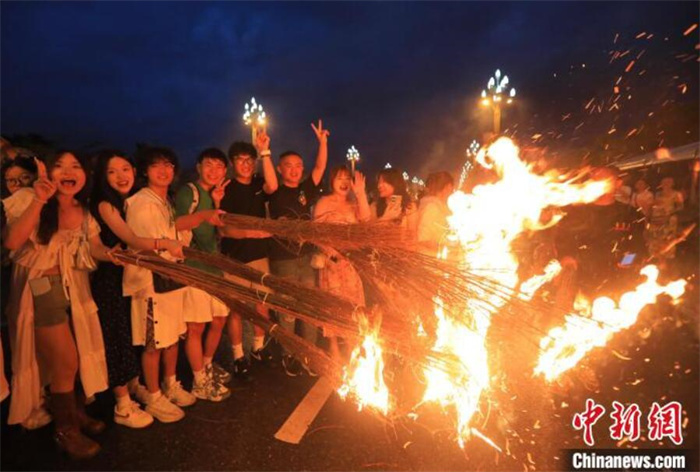 四川西昌万名民众欢度火把狂欢夜