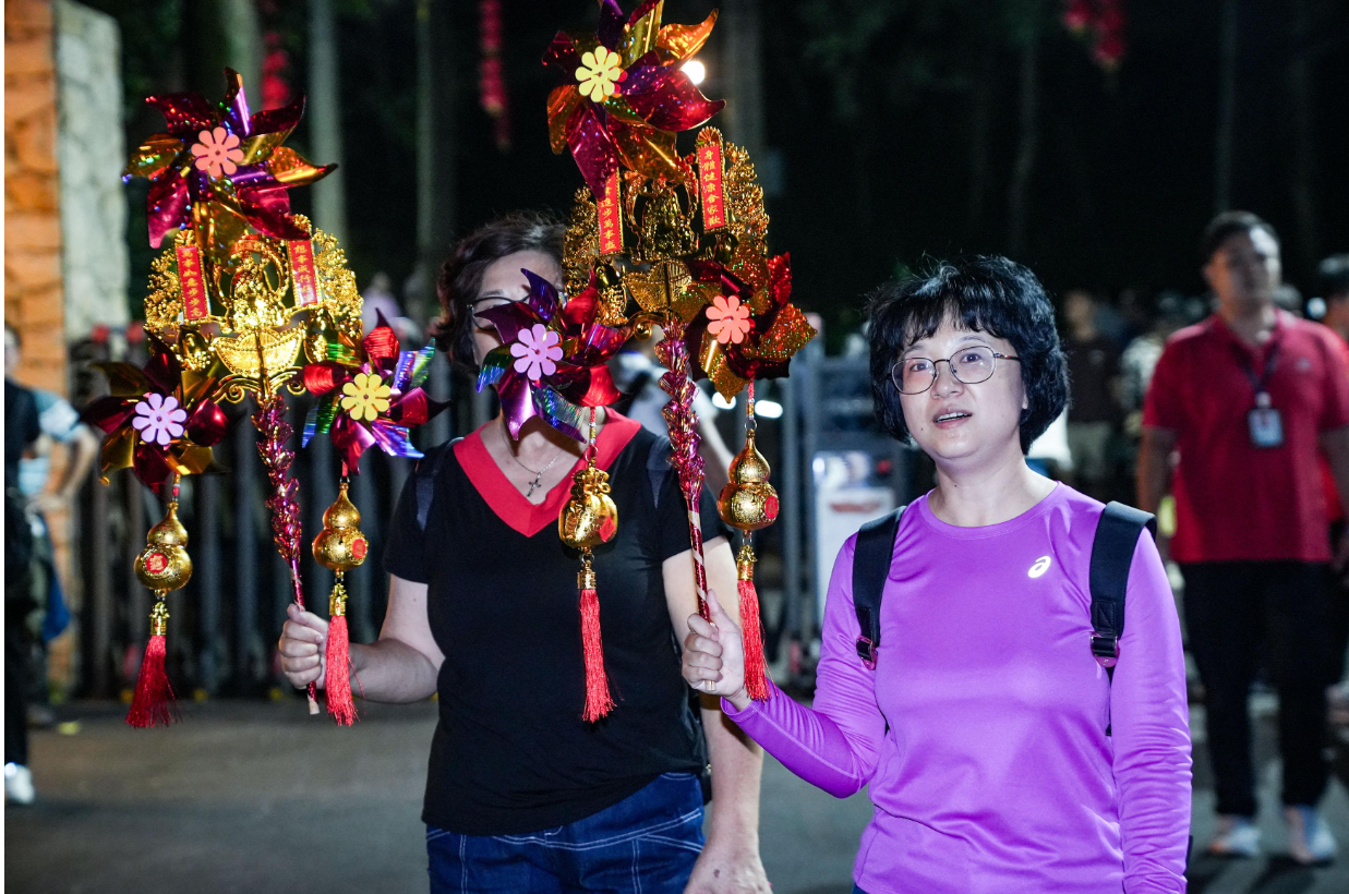 【大美广东】Locals and tourists climbed Baiyun Mountain to welcome the Chongyang Festival 迎重阳 登高白云山