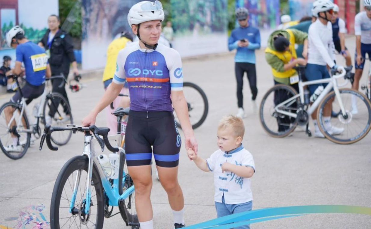 【大美广东】Two thousand domestic and foreign athletes traveled to Shaoguan to ride on the Danyue Road! The champions, runners-up, and third-place finishers of the 2024 Danxia Mountain Cycling Race were ann