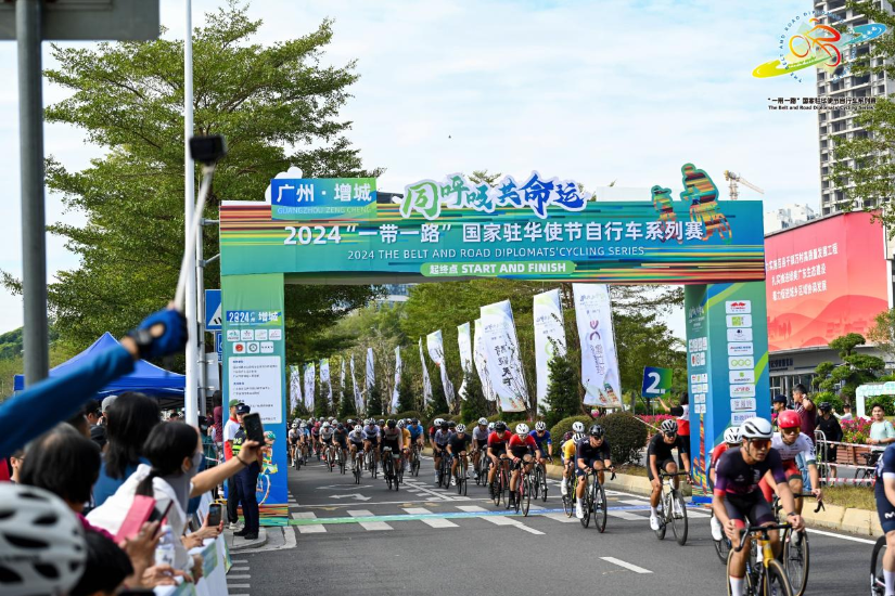 【大美广东】Let's go cycling in Zengcheng! The Belt and Road Diplomats’ Cycling Series held 共赴增城骑行之约！“一带一路”国家驻华使节自行车赛举行