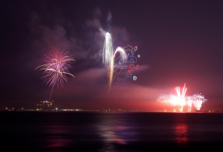 【大美广东】 The sea, the beach, and the fireworks, accompanied by electronic music, illuminated New Year's Eve in Maoming  沐光而行，茂名碧海银沙烟花配电音燃爆元旦