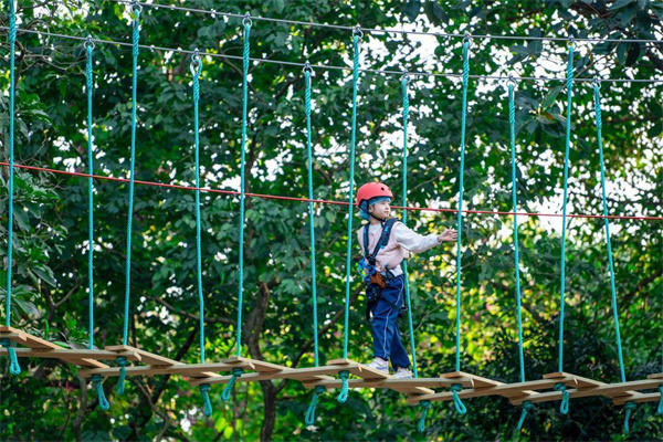 【大美广东】Don’t be a couch potato! Come and explore the first jungle-flying-themed park in Baiyun Mountain, Guangzhou.  寒假探险不宅家！广州市白云山首个丛林飞跃主题乐园开园