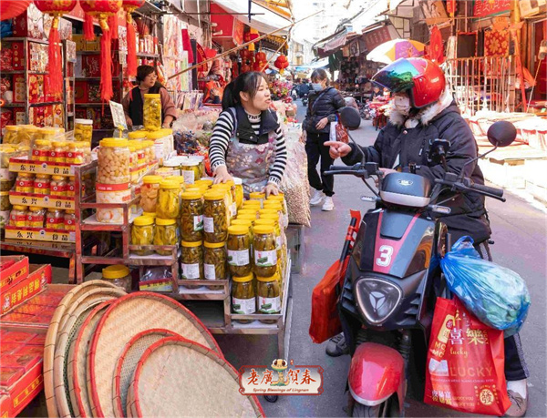 【大美广东】Humen Old Street in Dongguan is filled with a festive atmosphere, with red lanterns everywhere  老广贺春|灯笼高挂，东莞虎门旧街年味浓