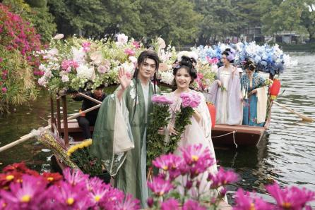 【大美广东】The waterborne flower market made a grand debut at Liwan Lake Park  老广贺春|“花仙子”“卖花郎”现身，2025广州水上花市开幕