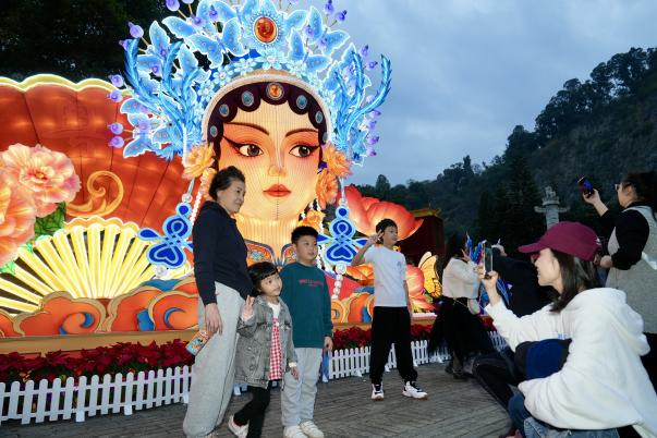 【大美广东】The 2025 Guangdong-Hong Kong-Macao Greater Bay Area Lantern Festival offers top-tier lantern artistry, featuring the 