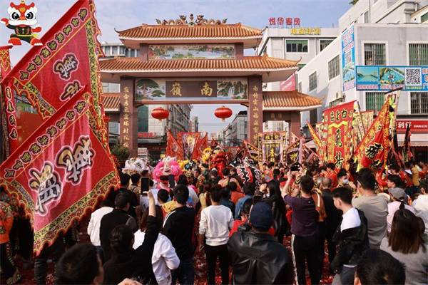 【大美广东】The Lion dance teams celebrated the Lantern Festival in Nanling Village, attracting over 850 guests  广州白云南岭村：醒狮助兴贺元宵，筵开850席宴宾客