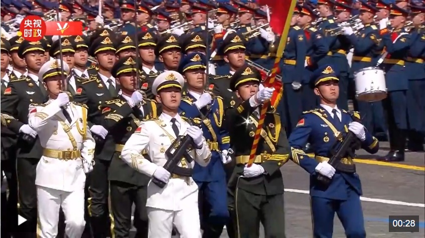 雄姿英发！中国仪仗队通过莫斯科红场