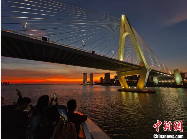 何以中国·行走海南｜夜游海口湾：古今中外文化在此交融