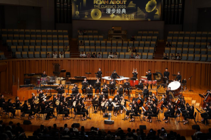 首秀执棒，破壁艺术圈！深圳南山机器人登台国家大剧院