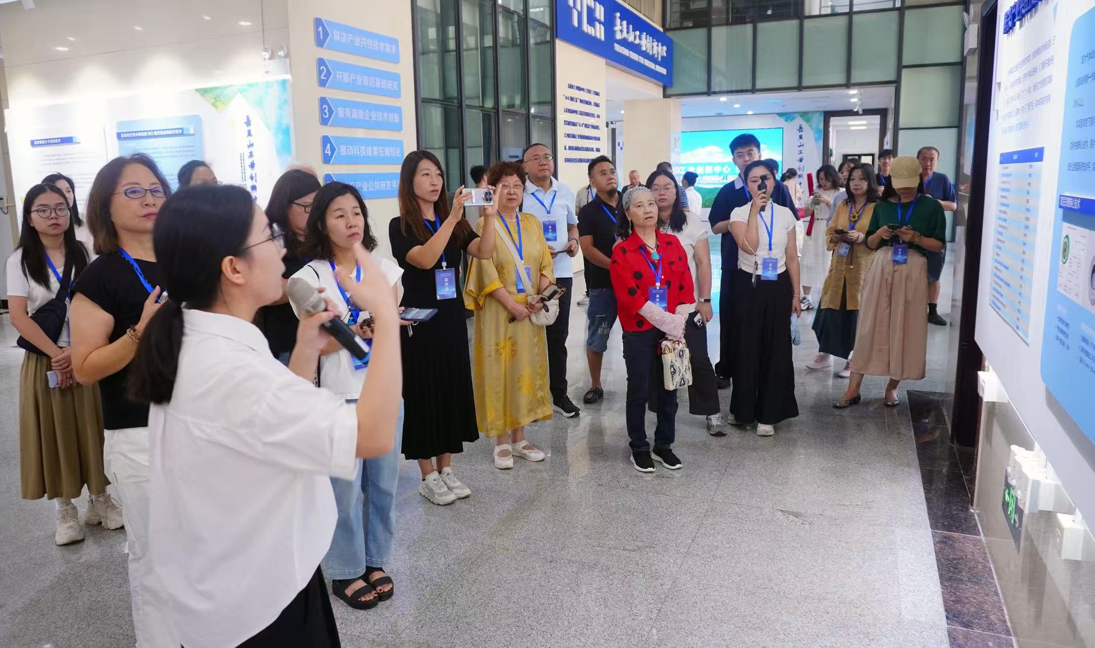 Reprezentanții mass-media chineze au vizitat Hunan pentru a vedea cum realizările științifice universitare „fac un salt înainte” dincolo de laborator