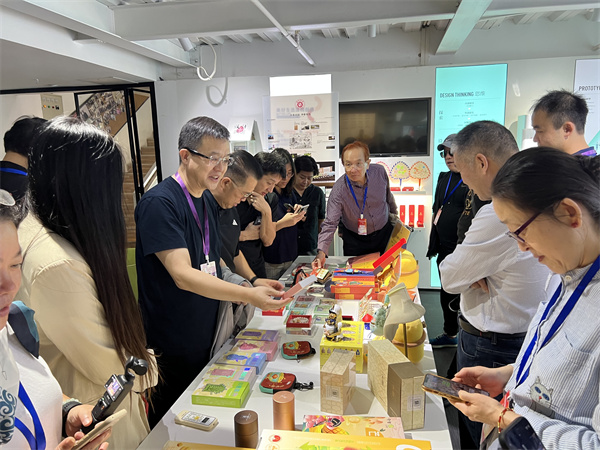 “2025年世界华文媒体社长总编辑深圳行”参访中芬设计园： 小设计产生大能量