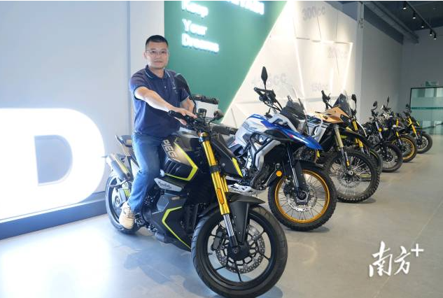 视频｜在江门珠峰摩托，我们看到了张雪主导设计的机车