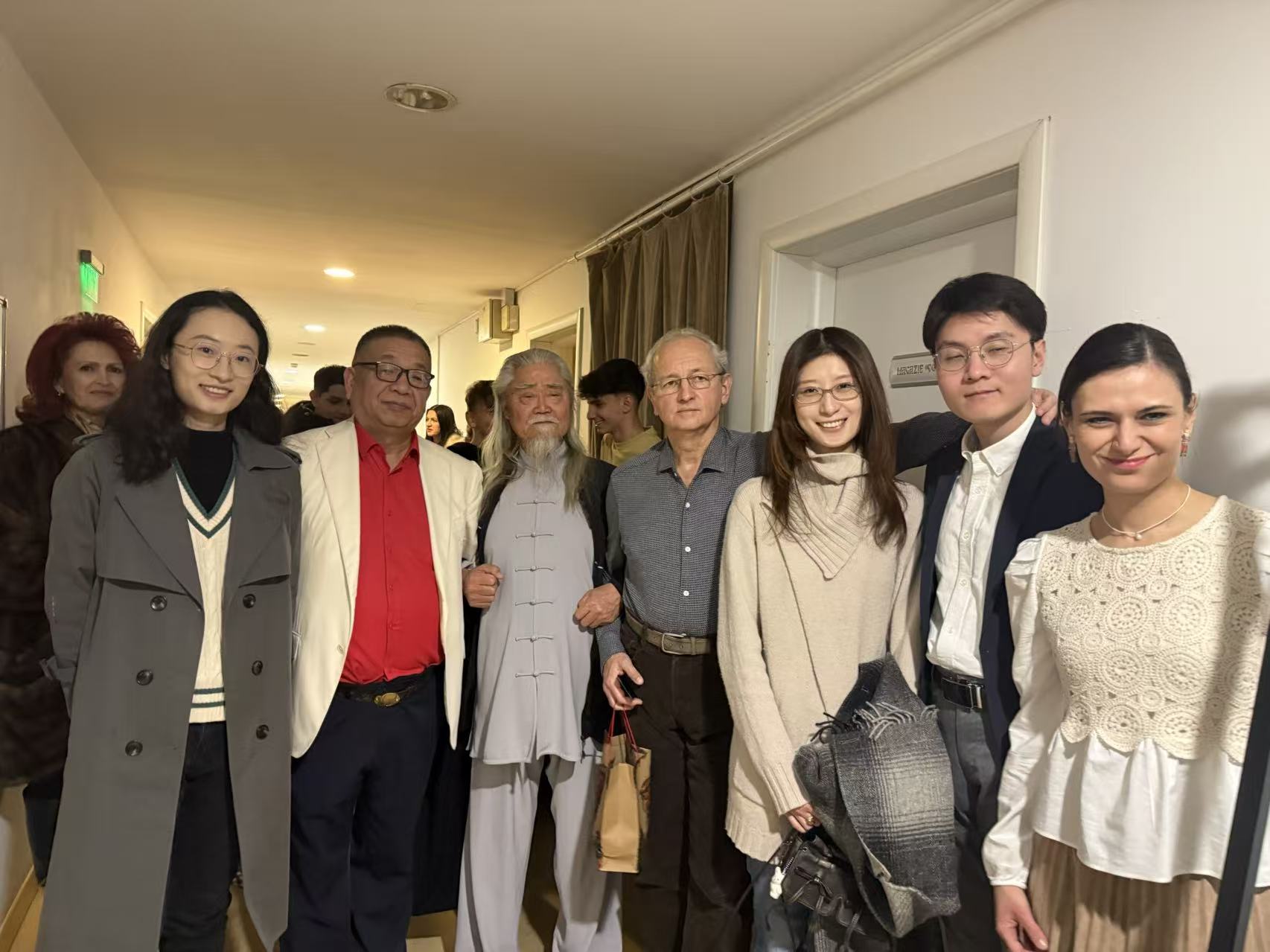 跨越国界的艺术礼赞：旅罗华侨朱荣富逐梦舞台，参演 Dan Puric 杰作《旅程》