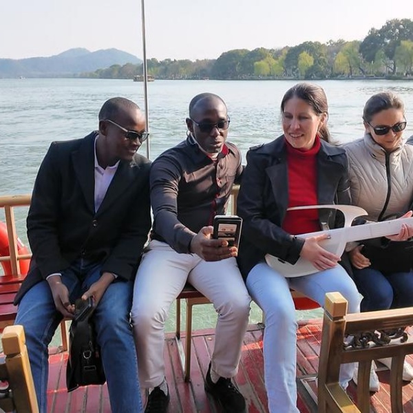 从广东到捷克，一把无弦吉他的“中欧奇妙游”丨广货行天下