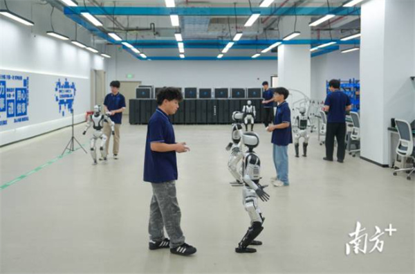 广东人形机器人“超级工厂”，如何练成？