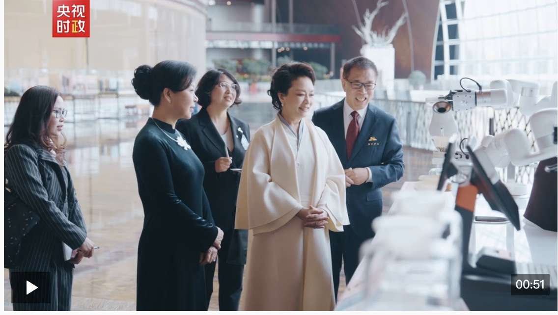 独家视频丨彭丽媛同越共中央总书记、国家主席夫人吴芳璃参观中国国家大剧院