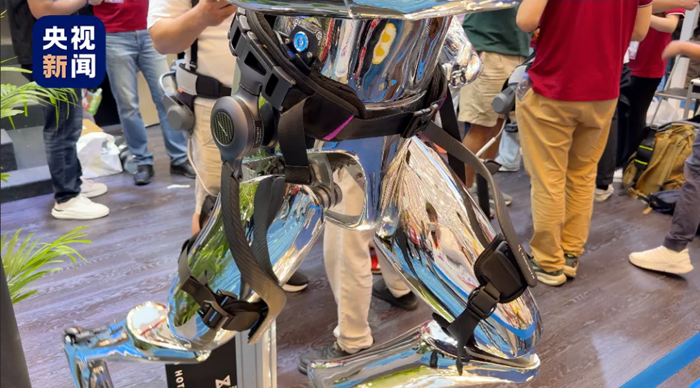 残障女子当场“站”起来！这一幕让科技有了温度