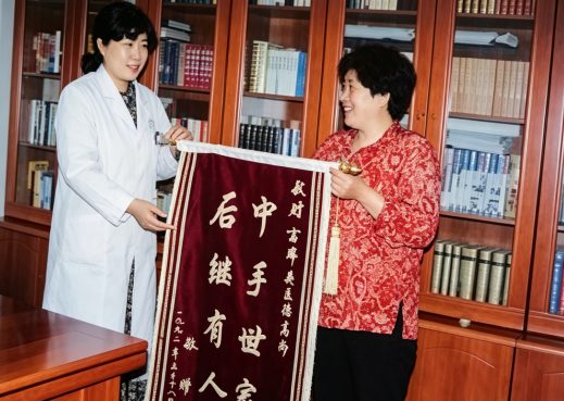 百年“庆生堂”的守正创新者，以仁心仁术架起中医药国际之桥