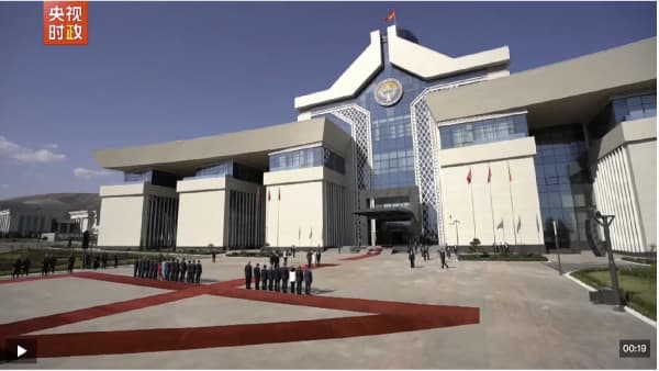 独家视频丨习近平乘车抵达欢迎仪式现场 吉尔吉斯斯坦总统夫妇热情迎接