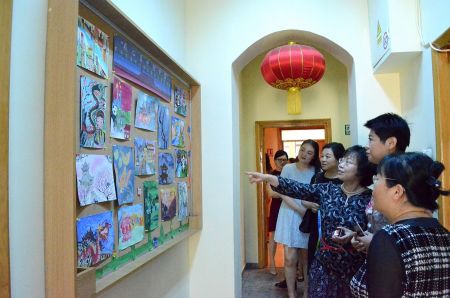妇女小组参观孔院学生绘画展览