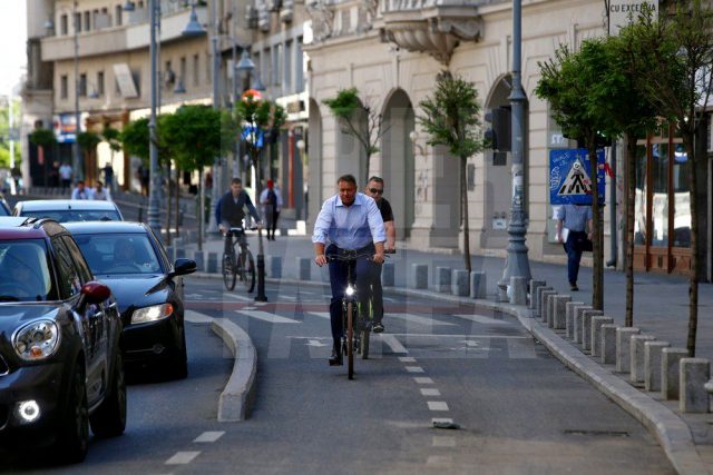 罗马尼亚总统骑自行车去上班