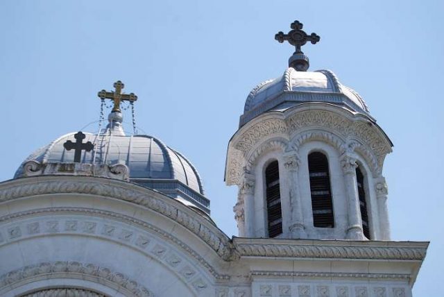 几乎所有的罗马尼亚人都相信上帝，但每周只有五分之一去上教堂