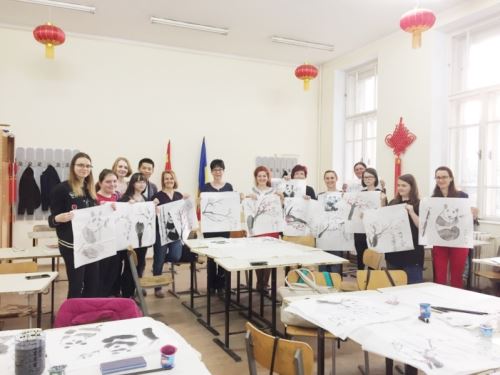 克鲁日巴比什-波雅依大学孔子学院巴亚马雷教学点成功举办中国传统绘画讲座及国画技法体验活动