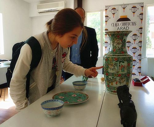 图一---罗马尼亚学生驻足景德镇瓷器前仔细观看