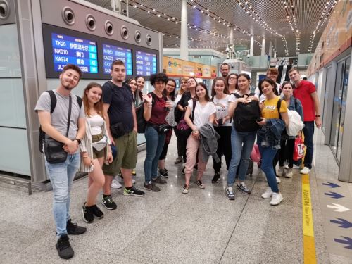 图一 7月14日学生们抵达北京