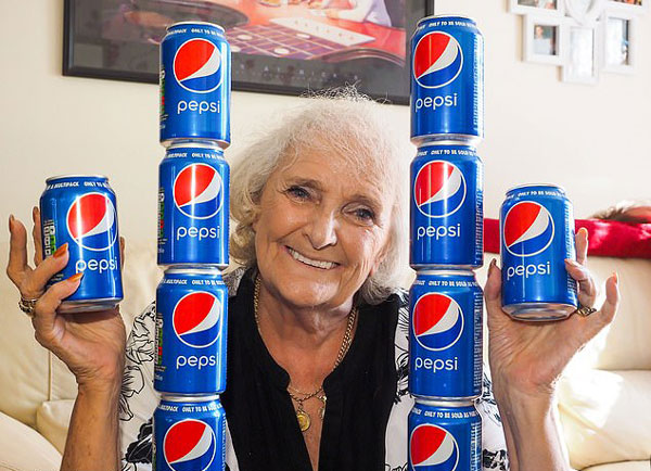 英77岁老太64年里每天喝四罐可乐