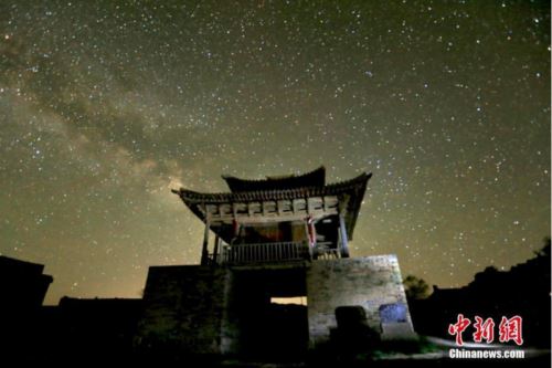 甘肃河西走廊峡口古城夏夜星光灿烂