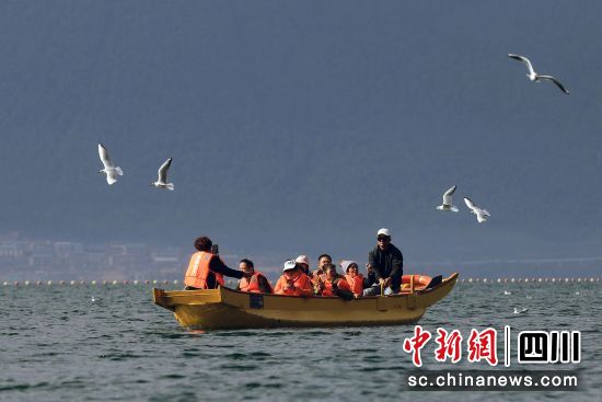 　游客正在游览盐源县泸沽湖。王磊摄