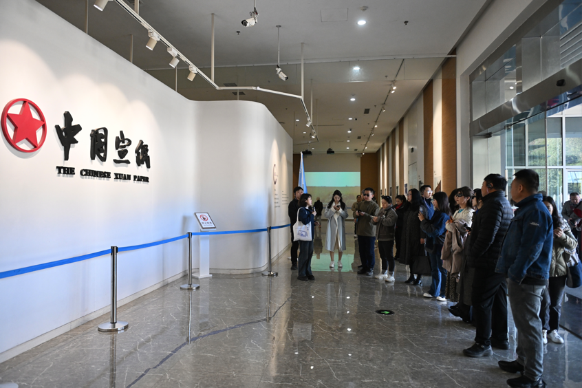 海外华文媒体走进中国宣纸文化园 看宣纸是怎样“炼”成的