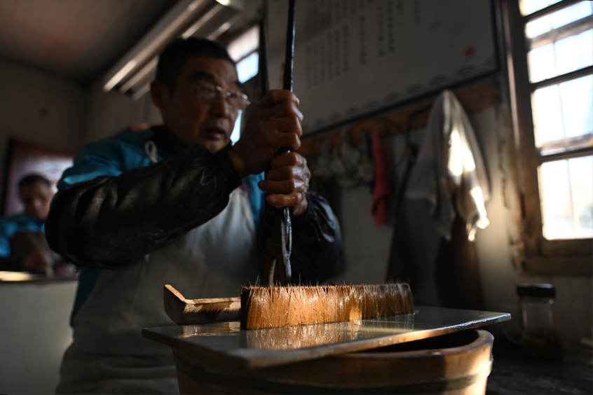 海外华文媒体走进安徽  探访宣笔制作工艺