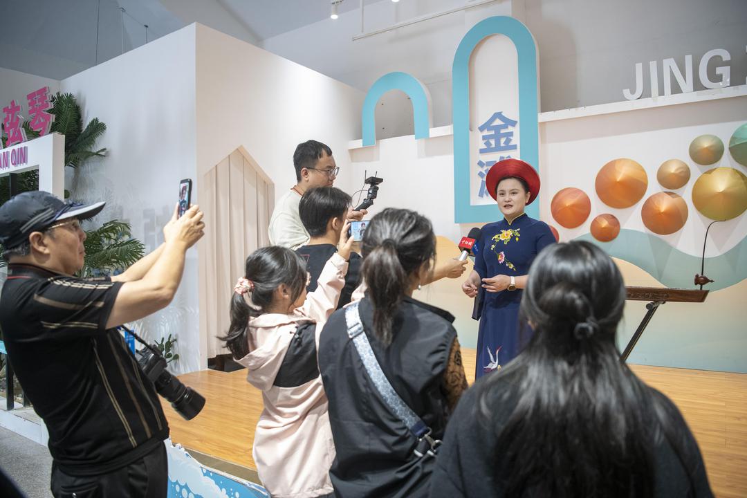 境外媒体走进广西防城港 抚弦赶海探文旅新貌