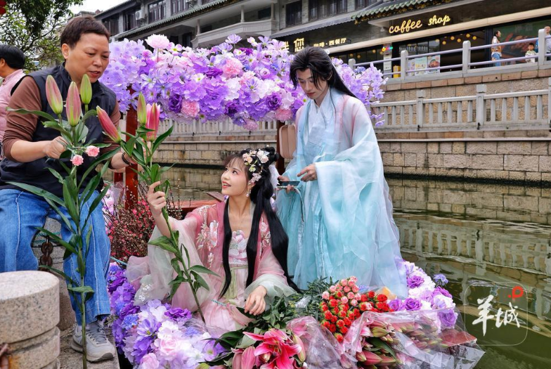 2026年广州水上花市开幕！法国游客用粤语“点赞”｜花城看花