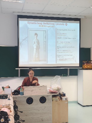 波兰比亚韦斯托克工业大学孔子课堂 创意点亮童心，非遗走进校园 