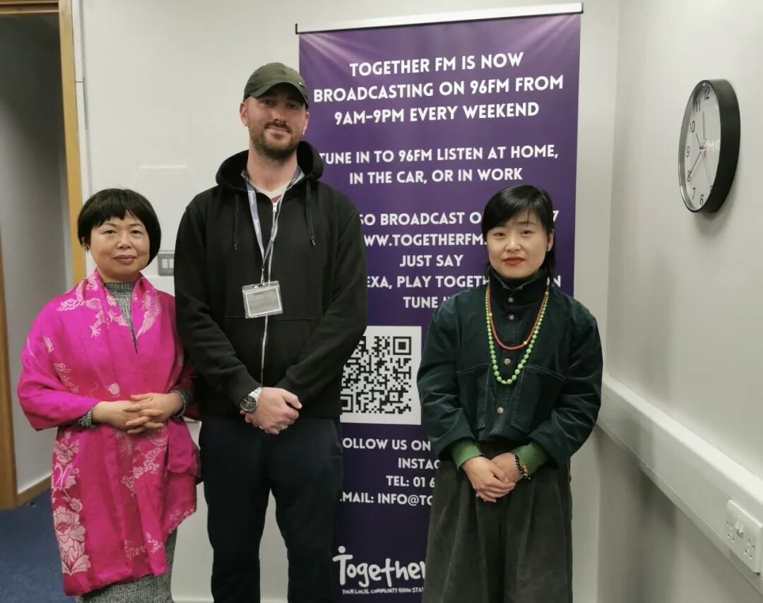 Together FM开创爱尔兰电台史上的中英双语先河  ｜  陈秋梅接受访谈，我的心一半翡翠绿 一半中国红