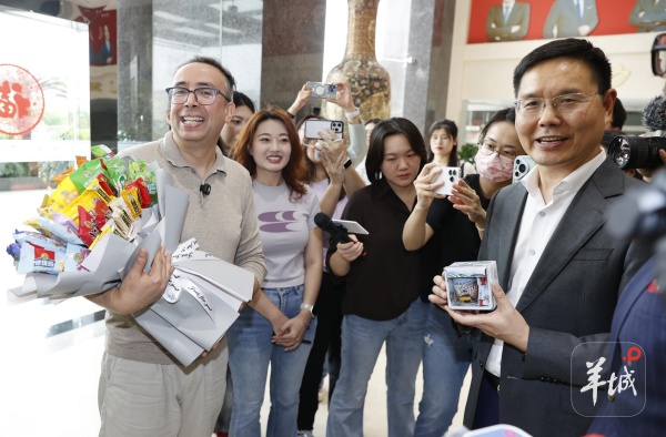 广货之旅首日，米兰小哥走进徐福记生产车间