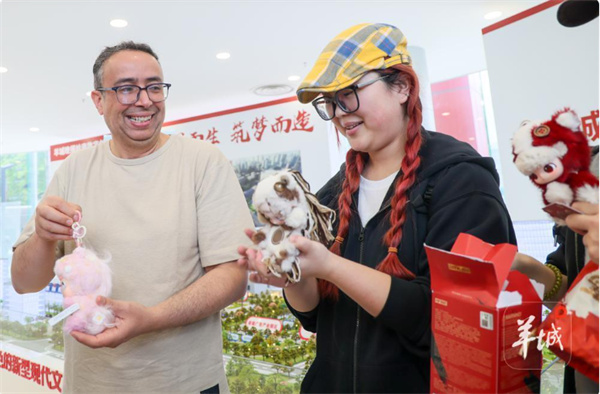 “广货”如何圈粉老外？米兰小哥走进羊城创意园寻找答案