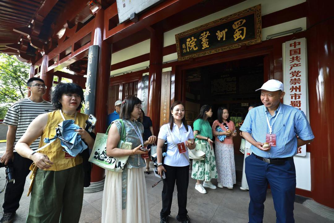从唐风蜀韵到北美风情 海外华文媒体点赞成都崇州唐人街“中西合璧”