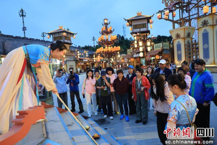 古柏映古道 夜游话三国 海外华文媒体探秘剑阁文旅新场景