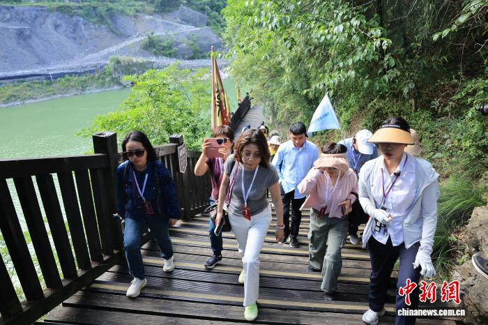海外华媒从明月峡“六道同峡”奇特景观细读浓缩中国交通史